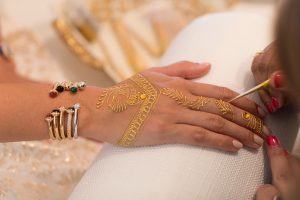 Guests receiving henna at the Piaget event by Loesje Kessels Fashion Photographer Dubai